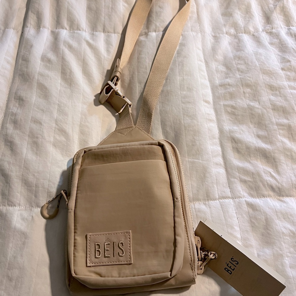 Brand new Beis sling pack